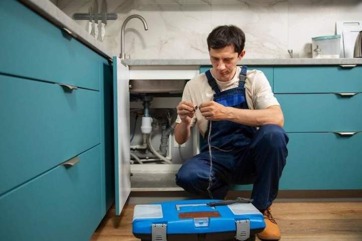 Plombier rédigeant un devis pour installation sanitaire à Nice