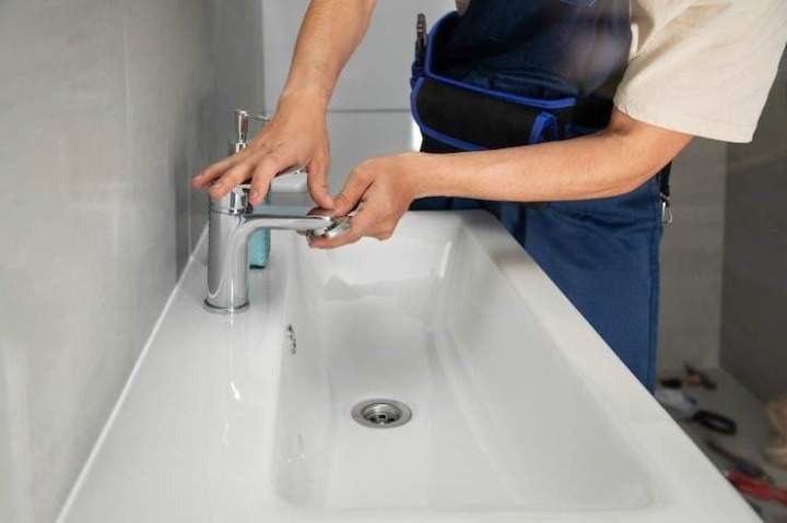 Client satisfait après installation sanitaire