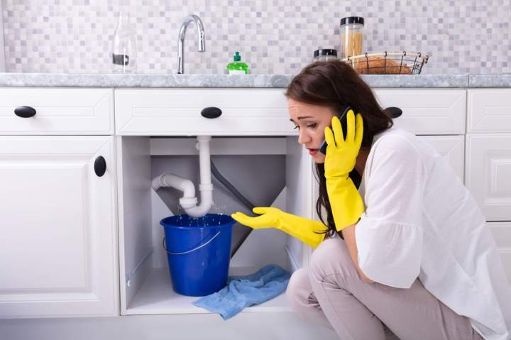 Plombier débouchant une canalisation